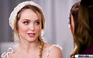 Teensy-weensy reporter confesses she wants to lick the busty blonde