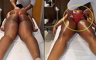 Tirei a calcinha da minha paciente durante atendimento e filmei escondido - Massagem tântrica - VIDEO REAL