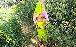 Indian Couple Injoy Outdoor Sex In Village PORN IN HINDI